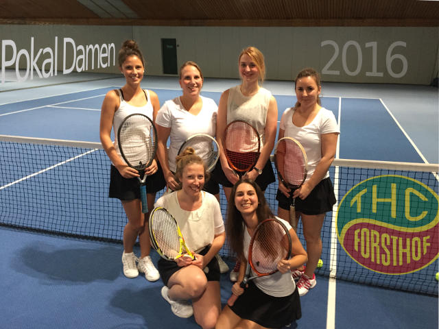 Damen Foto beim Training am Montag in der Tennishalle Damen Foto beim Training am Montag in der Tennishalle