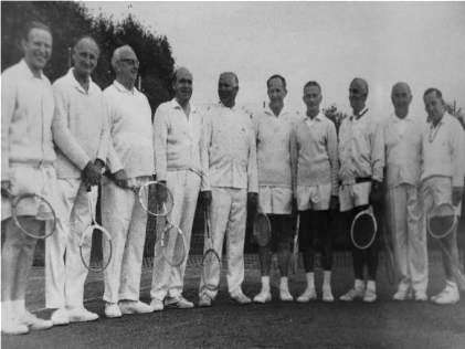 (Fritz Berger, Gustav Meyn, „Papi“ Berndt, Dr. Schuback, Kurt Pfannenberg [1. Vorsitzender], Karl Beese, „Teddi“ Tennigkeit, Egon Polett, Erich Taube, „Blacky“ Schwarz)