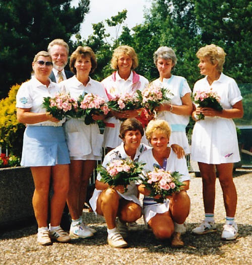 (Stehend: Elke Schönhardt, Gangolf Meyer [1. Vorsitzender], Karin Sönnewald, Ingeborg Goetsch, Ingeborg Brink, Elisabeth Roschlaub - Kniend: Christa Witthöft, Ellen Hackhe)