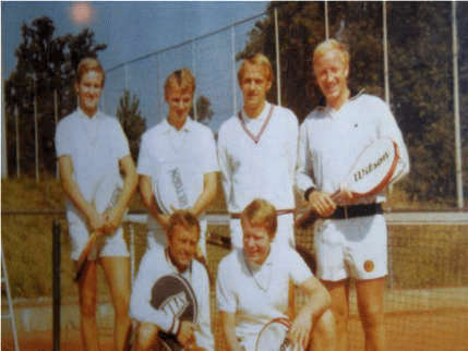 (Stehend: Bernd Kaufholt, Werner Hamann, Arnold Hamann, Horst Lange - Kniend: Harald Salloch, Peter Bruns-Rösler [nicht im Bild: Bernd Krüger])