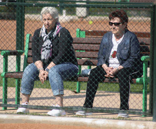 Tennis zwei Damen schauen zu!